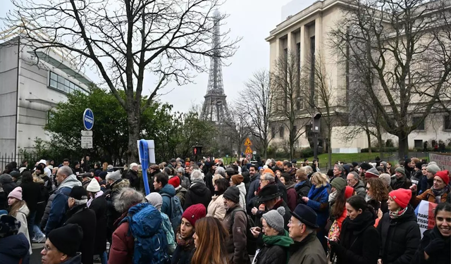 Paris Eyfel Kulesi'ne tırmanmaya çalıştı gözaltına alındı