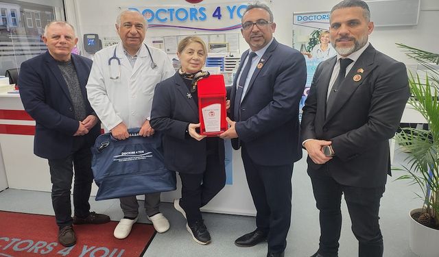 Londra'da Doctors 4 You Kliniğine TTFF'den plaket