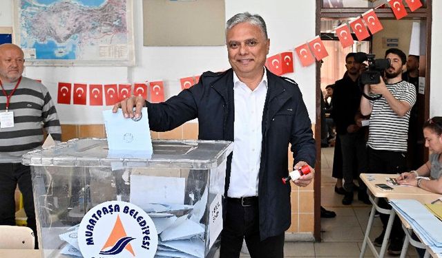 Antalya Muratpaşa'da Başkan Uysal oyunu kullandı