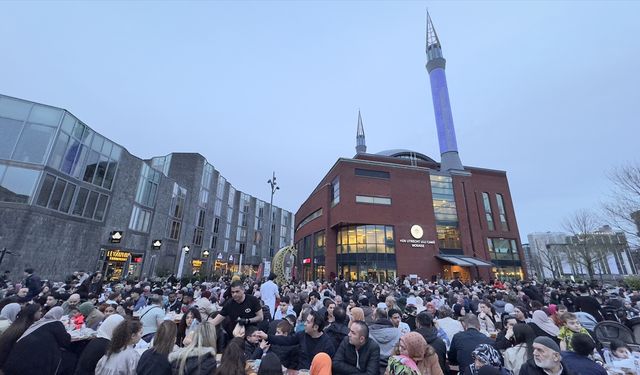 Hollanda Diyanet Vakfına bağlı Ulu Cami sokak iftarı düzenledi