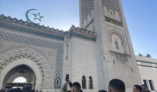 Fransa’nın başkenti Paris'te tarihi Ulu Cami'de bayram namazı