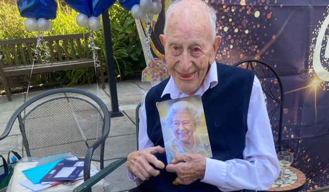 İngiliz John Tinniswood dünyanın en yaşlı erkeği 111 yaşında