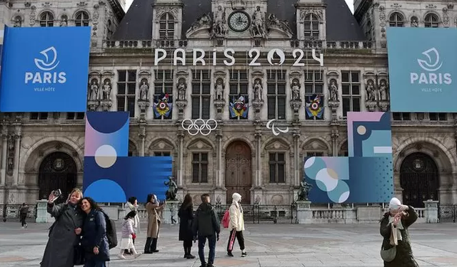 Paris Olimpiyatları öncesi belediye çalışanlarından gösteri