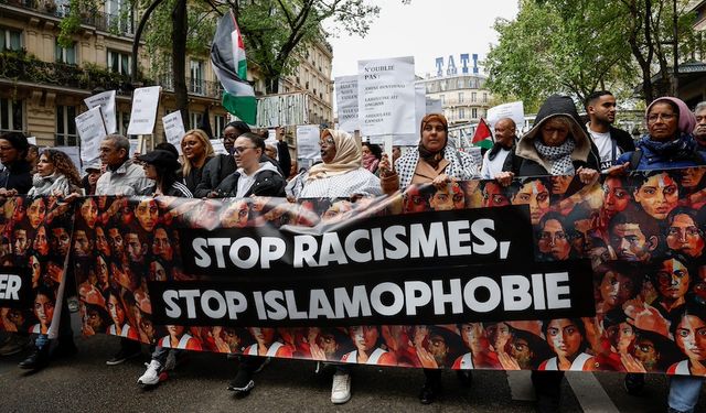 Fransa'nın başkentinde ırkçılık ve İslam karşıtlığı protestosu