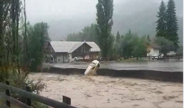 Fransa'da aşırı yağış ve selde köprü yerinden koptu