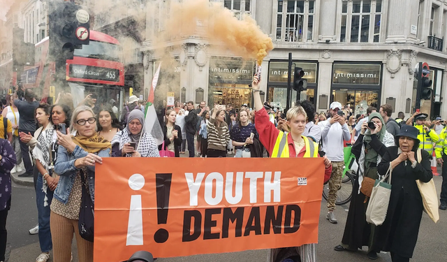 Londra'da ünlü Oxford Circus'u trafiğe kapattılar