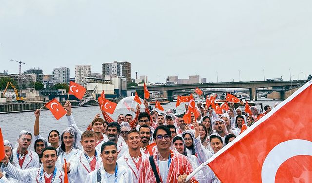 Paris Olimpiyat Oyunları'nın açılış töreninde Türk bayrakları