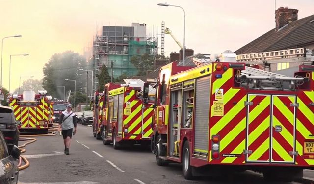 Londra’da büyük yangın!  225 itfaiyeci çalışıyor