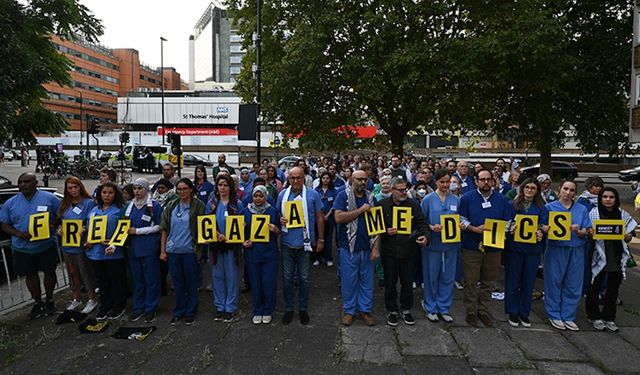 İngiltere NHS çalışanlarından Londra'da protesto