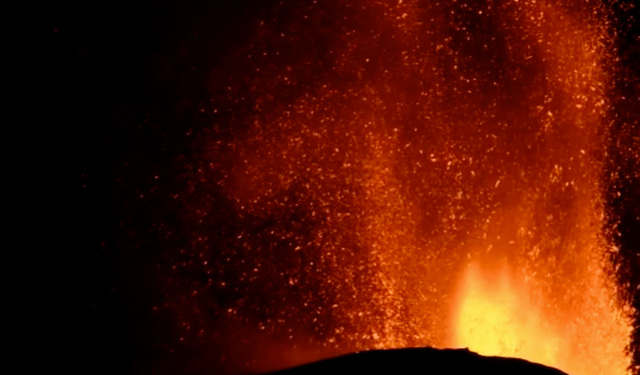 İtalya'da Etna Yanardağı yeniden kül ve lav püskürttü