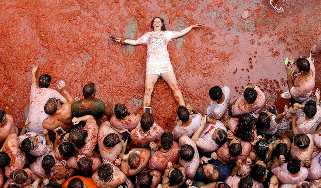 La Tomatina festivalinde tonlarca domates