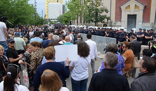 Tiran'da Belediye Başkanı Veliaj'a istifa çağrıları