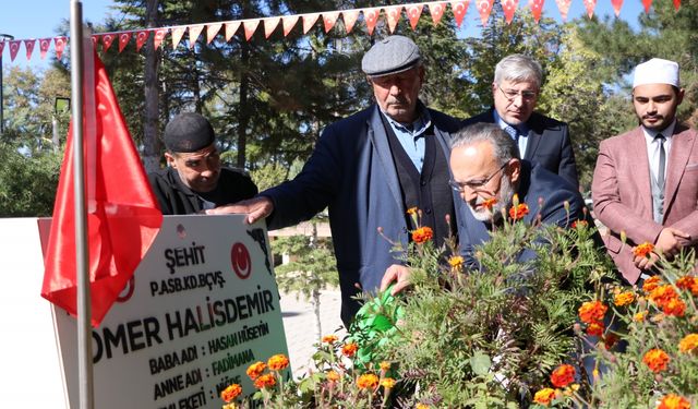 15 Temmuz Derneği üyelerinden şehit Ömer Halisdemir'in kabrine ziyaret