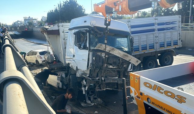 Adana'da kamyon ile otomobilin çarpıştığı kazada 1 kişi yaralandı