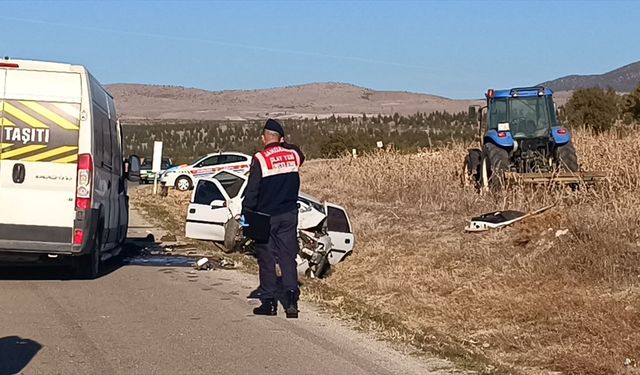 Afyonkarahisar'da okul servis minibüsü ile otomobilin çarpıştığı kazada 3 kişi öldü