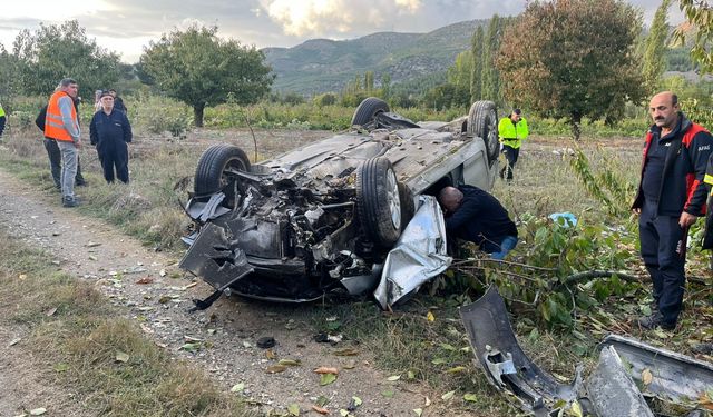 Amasya'da devrilen otomobildeki 1 kişi öldü, 2 kişi yaralandı