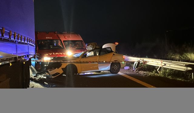 Anadolu Otoyolu'nda tıra çarpan otomobildeki 2 kişi öldü