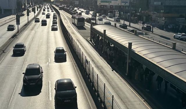 Avcılar'da metrobüsün motorunda çıkan yangın söndürüldü