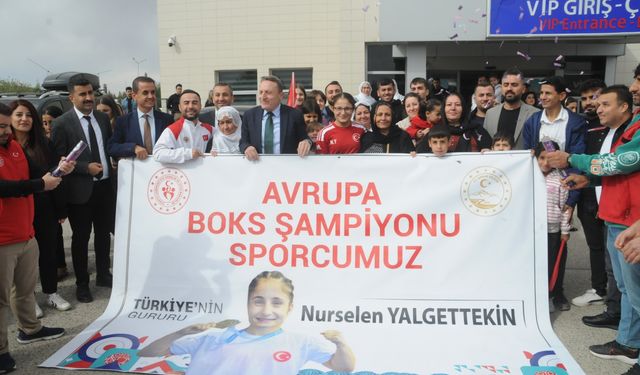 Avrupa şampiyonu milli boksör Yalgettekin, memleketi Şırnak'ta coşkuyla karşılandı