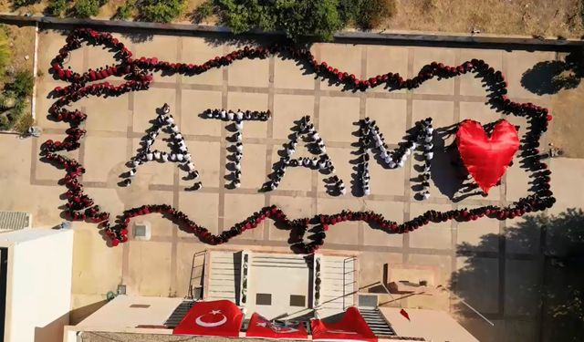 Bodrum'da lise öğrencilerinden "Atam" koreografisi