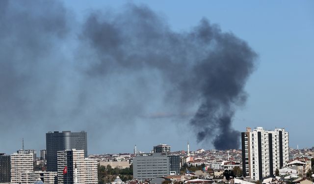 Gaziosmanpaşa'da kumaş deposunda yangın