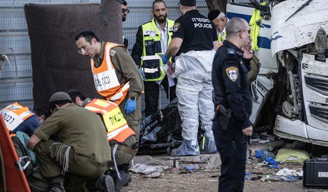 GÜNCELLEME - Tel Aviv yakınında "kamyonla ezme" eyleminde 6'sı ağır 35 kişi yaralandı