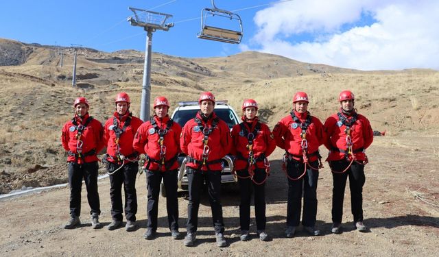 Hakkari'de JAK timi kayak sezonu öncesi tatbikat yaptı