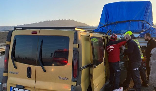 İstanbul-İzmir Otoyolu'nun Balıkesir kesimindeki trafik kazasında 3 kişi yaralandı