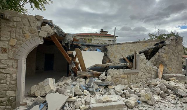 Kapadokya Alan Başkanlığınca Ürgüp'te ruhsatsız restoran yıkıldı