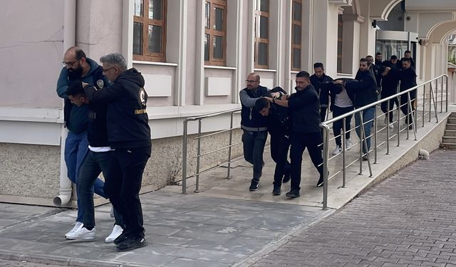 Konya'da trafikte tartıştığı kişi öldüren zanlı ve ona yardım eden 8 şüpheli adliyede