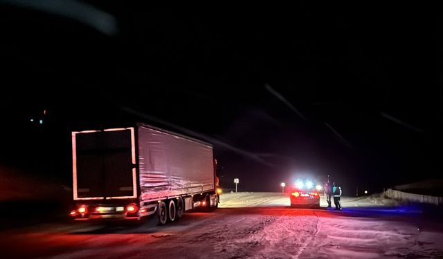 Kop Dağı Geçidi'nde tipi ve buzlanma nedeniyle ulaşım kontrollü sağlanıyor