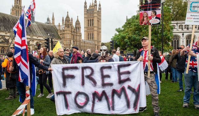 Londra'da aşırı sağcılar ile ırkçılık karşıtları karşılıklı eylem düzenledi