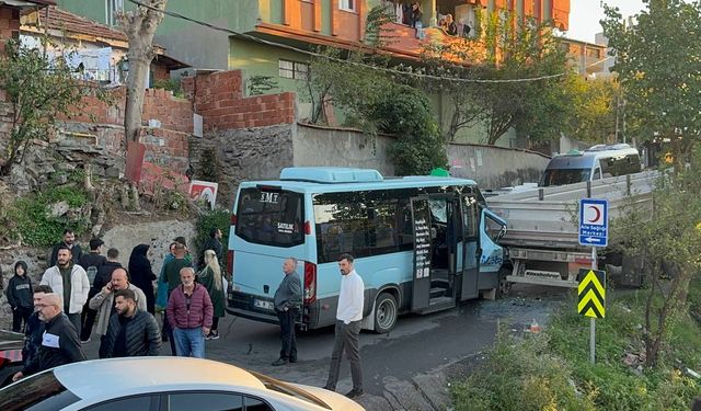 Maltepe'de yolcu minibüsünün tıra çarptığı kazada 8 kişi yaralandı