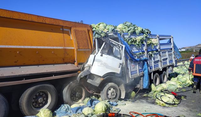 Mersin'de tırla çarpışarak yanan kamyonun sürücüsü kurtarıldı