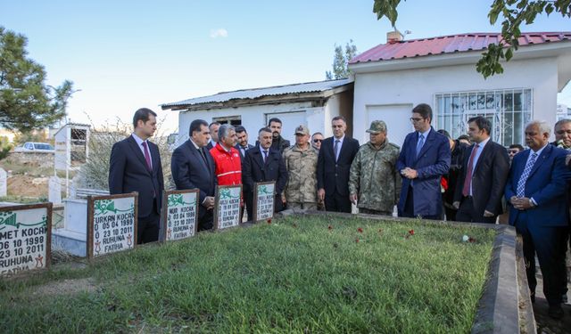 Van depreminde hayatını kaybedenler kabirleri başında anıldı