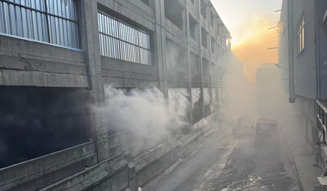 Zeytinburnu'nda 12 katlı binada çıkan yangına müdahale ediliyor