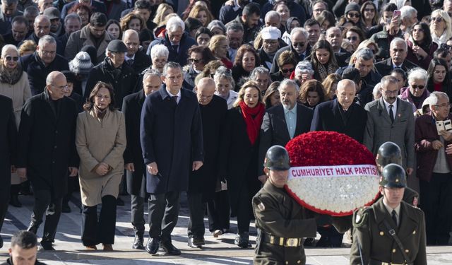 CHP Genel Başkanı Özel, Öğretmenler Günü dolayısıyla Anıtkabir'i ziyaret etti