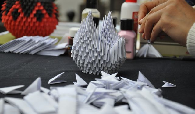 Japon origami sanatını Özbek desenleriyle buluşturdu