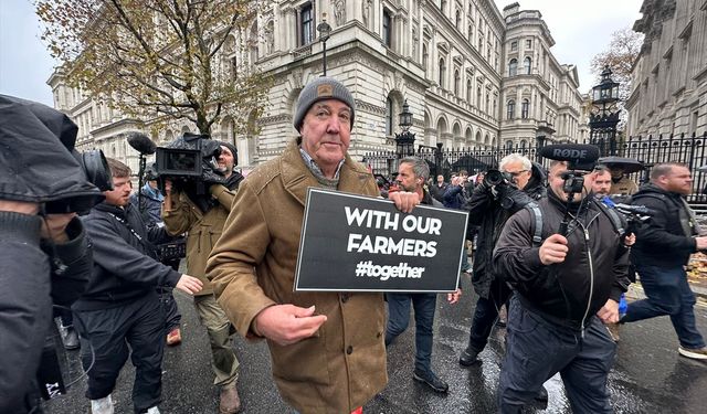 İngiliz çiftçiler Londra'da başbakanlık binası önünde