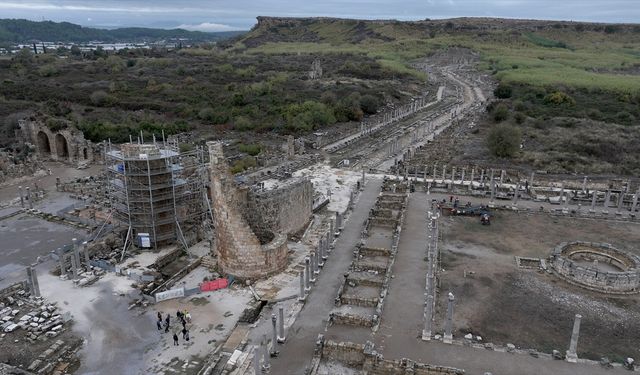 Perge Antik Kestros çeşmesinde 1800 yıl sonra su