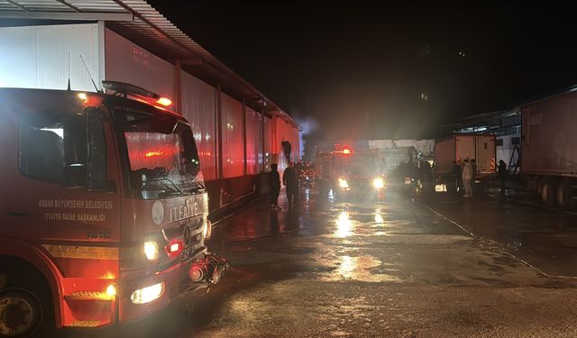 Adana'da tavuk çiftliği deposunda çıkan yangın hasara yol açtı