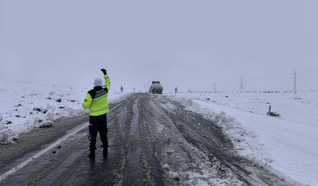 Afyonkarahisar'da kar yağışı etkili oluyor