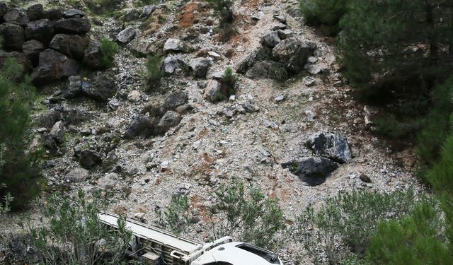 Alanya'da uçuruma yuvarlanan kamyonetteki çocuk öldü, babası ağır yaralandı