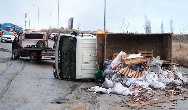 Ankara'da hafriyat kamyonu 11 araca çarparak devrildi