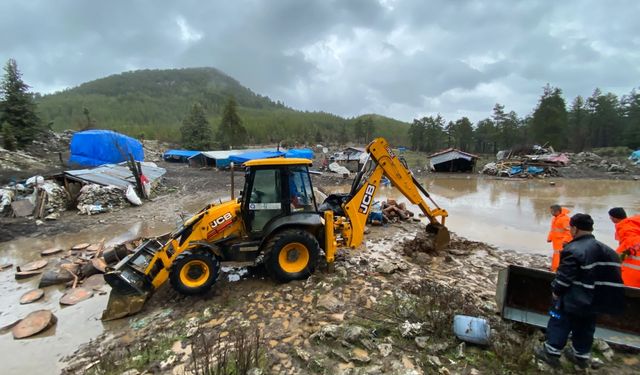 Antalya'da itfaiye ekiplerince 164 su baskınına müdahale edildi