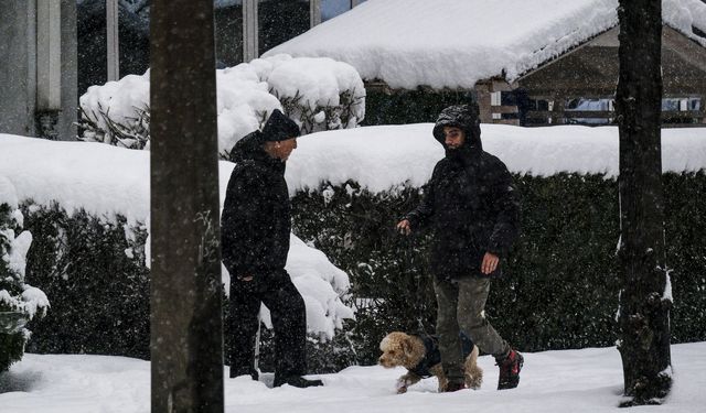 Balkanlar'da yoğun kar yağışı hayatı olumsuz etkilemeyi sürdürüyor