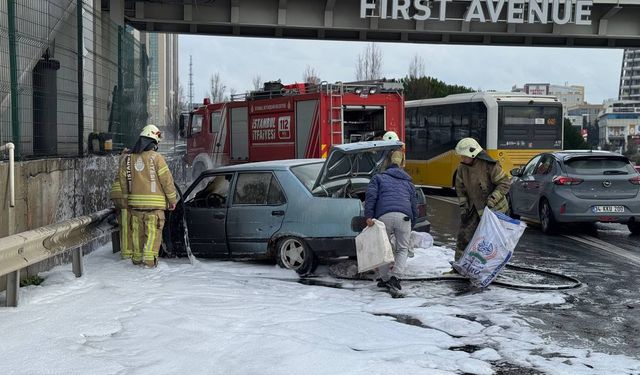 İstanbul'da seyir halindeki otomobil yandı