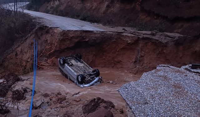 İzmir'de toprak kayması nedeniyle yolda çökme meydana geldi