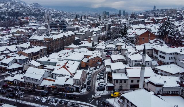 Kar yağışıyla beyaza bürünen Saraybosna dronla havadan görüntülendi