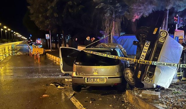 Kütahya'da iki otomobilin çarpıştığı kazada karı koca öldü, 2 kişi yaralandı